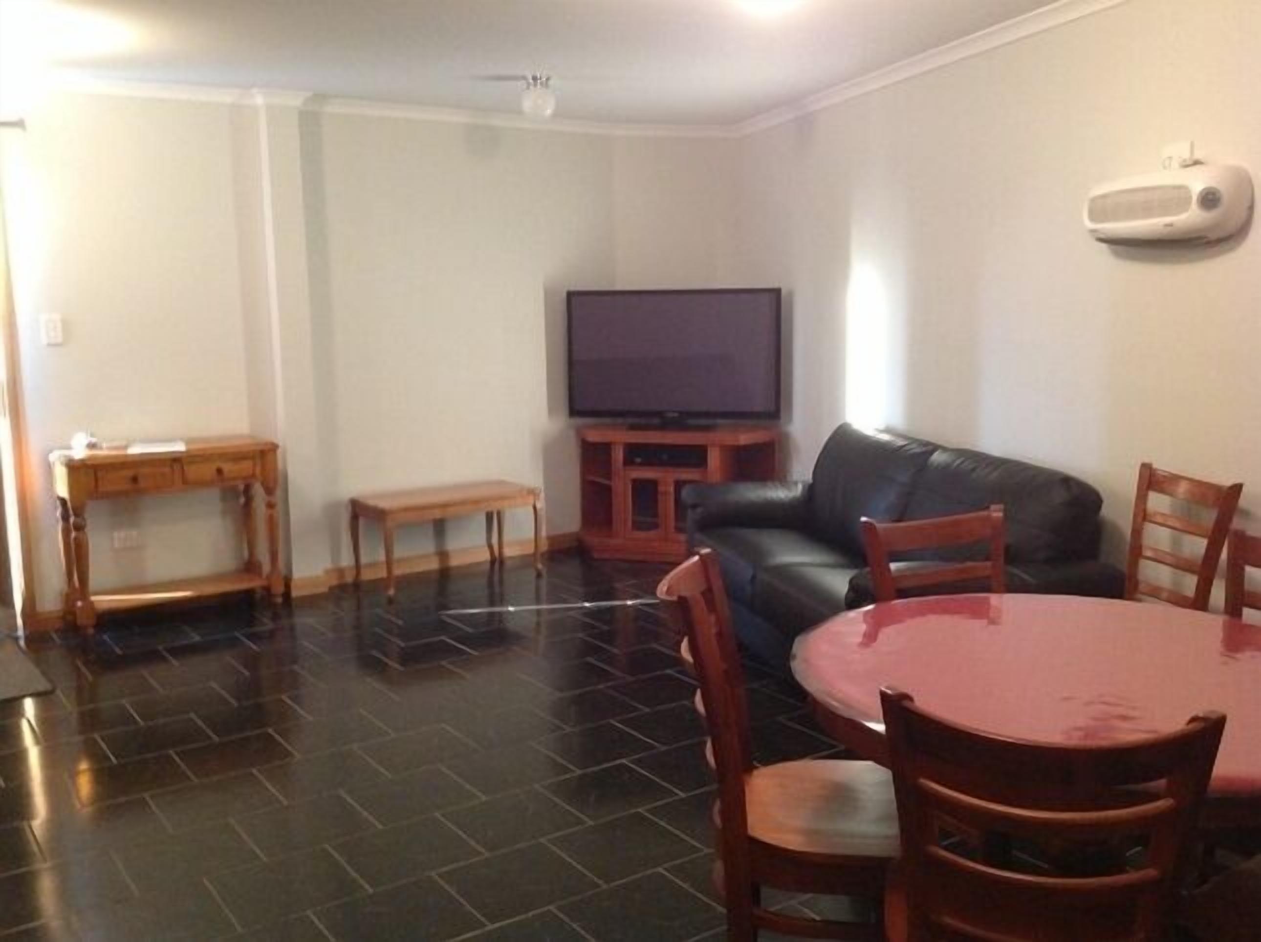 Glenayr Champagne Apartment — image 6