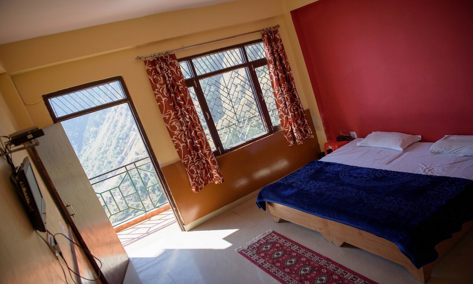 Comfortable Room on Secluded Mountains