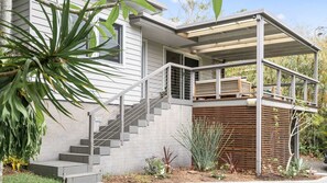 Exterior detail - The White Rabbit - with studio & covered deck (Byron Bay)