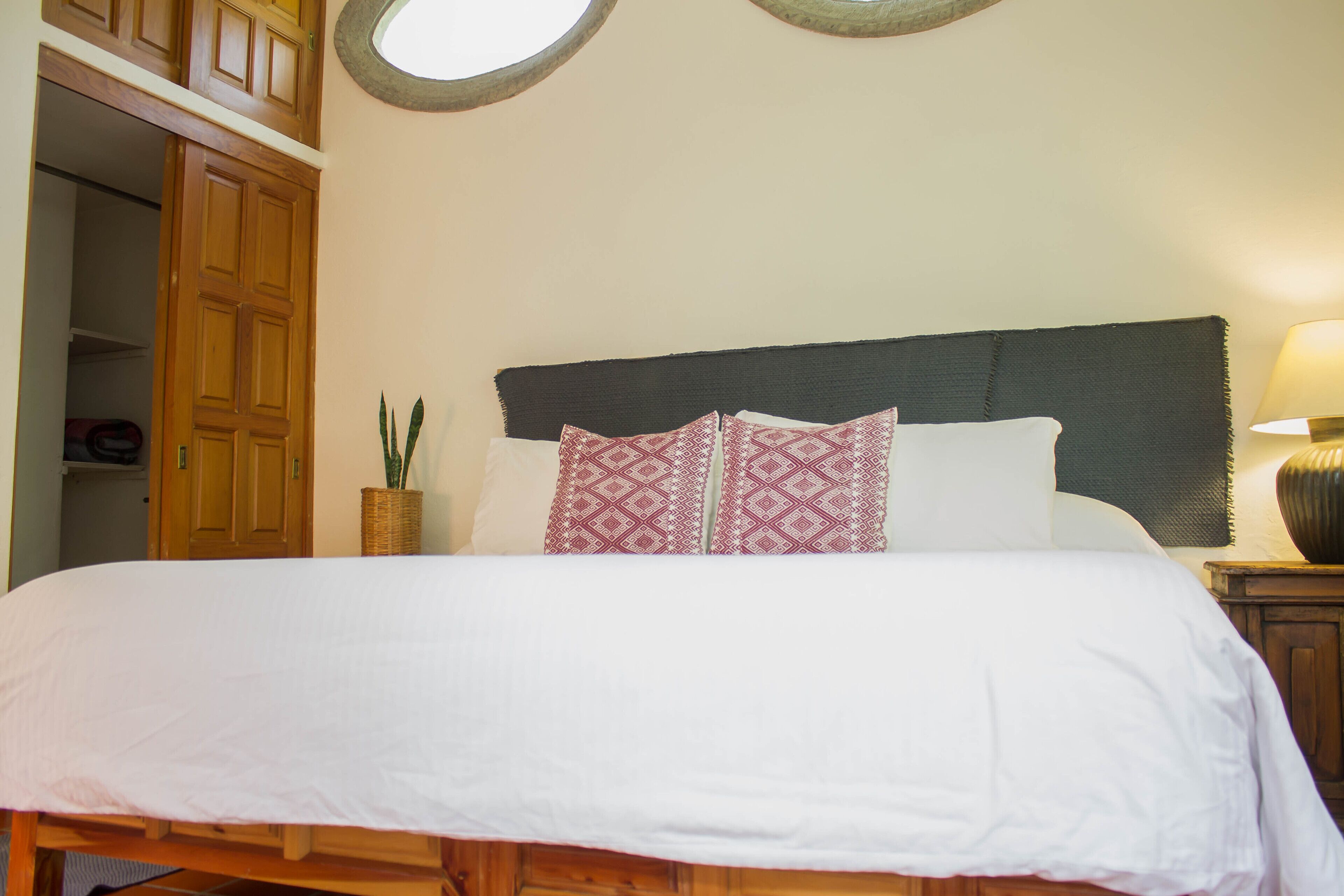 Villa Escondida Private for Couples,w/Manicured Gardens, Pool, Cabaña & BBQ.