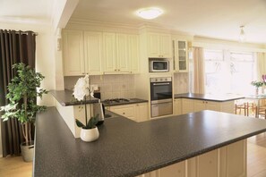 Een koelkast, een microgolfoven, een oven, een kookplaat