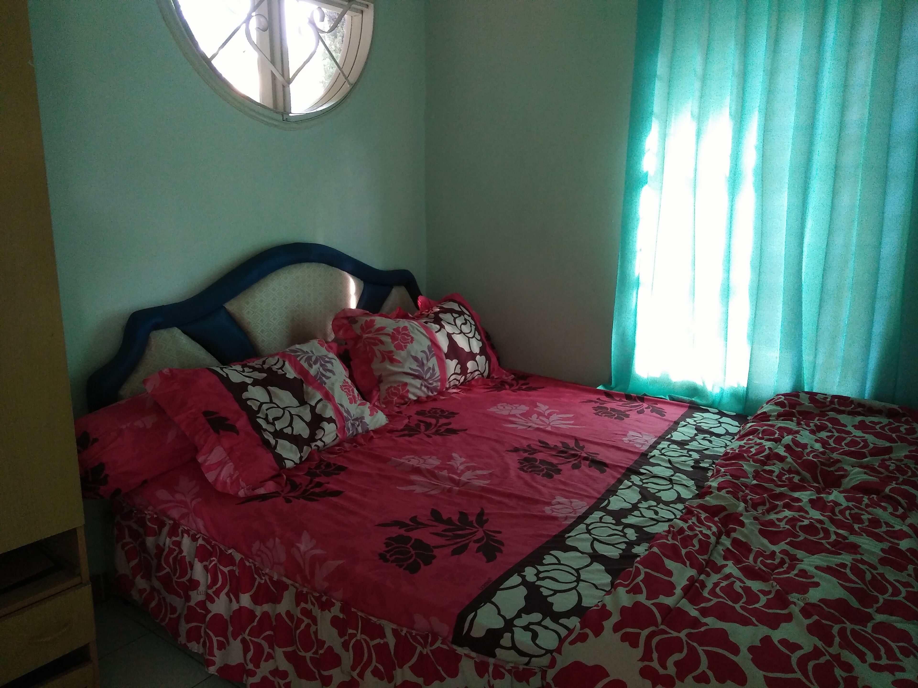 2 bedrooms, desk, laptop workspace, WiFi