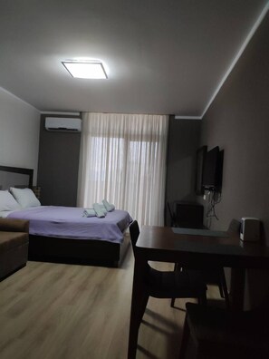 Iron/ironing board, WiFi, bed sheets - delux apartments in ze residence 22-08 (Batumi)