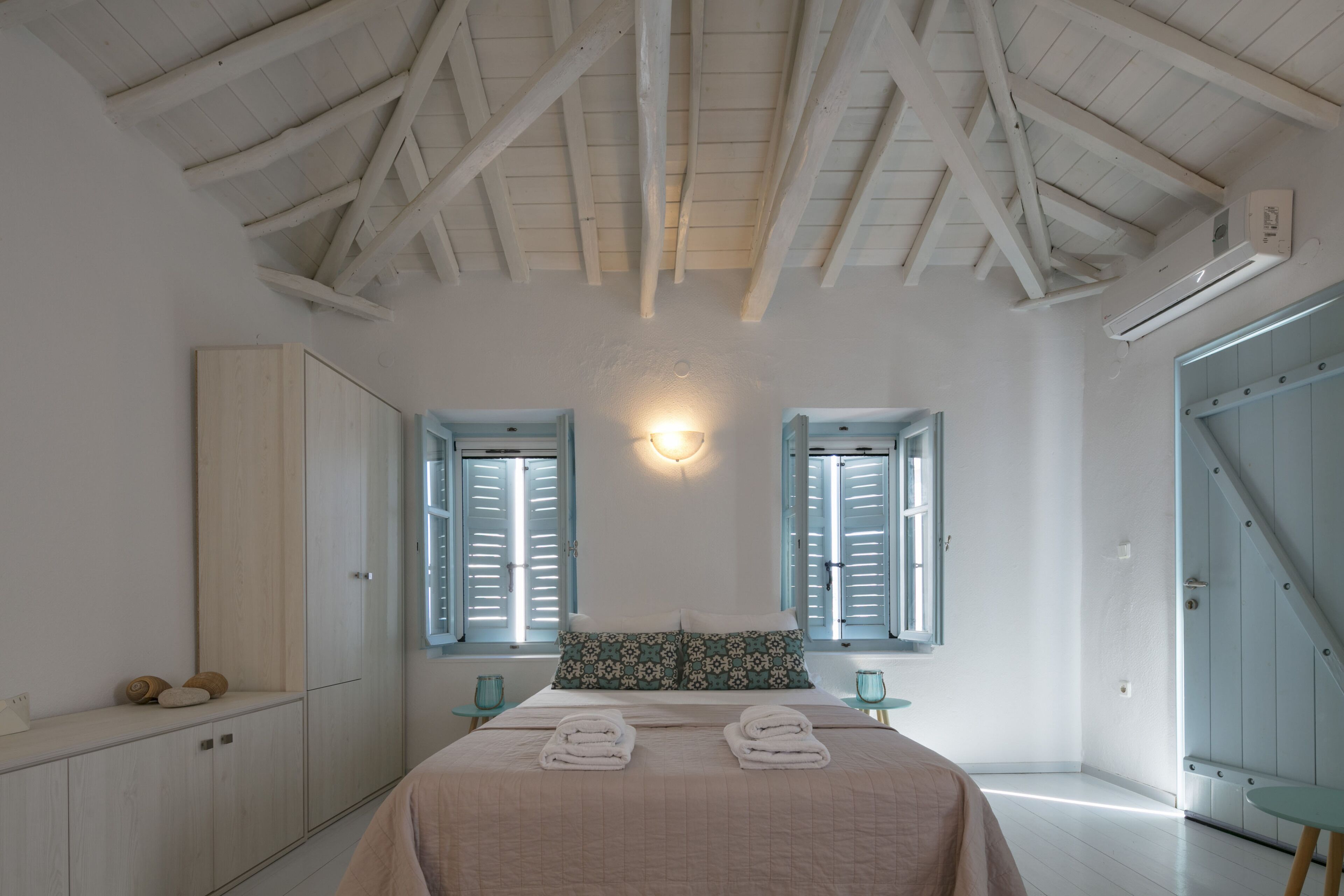 moonhouse invites you for a cozy stay in Skiathos Town