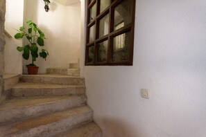 Interior - Lofted studio for 2, kitchen, bathroom, Trogir (Trogir)