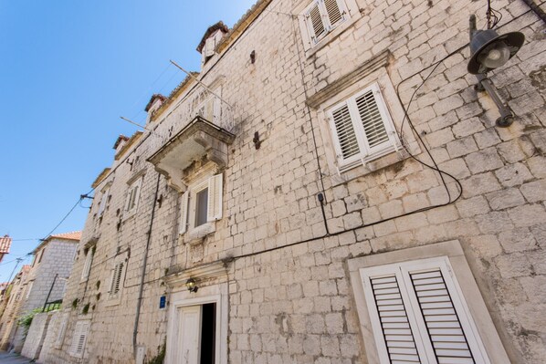 Exterior - Lofted studio for 2, kitchen, bathroom, Trogir (Trogir)
