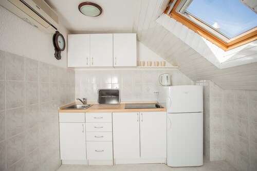 Lofted studio for 2, kitchen, bathroom, Trogir
