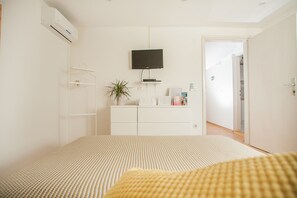 1 bedroom, free WiFi, bed sheets - Lofted studio for 2, kitchen, bathroom, Trogir (Trogir)