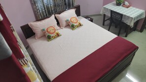 3 habitaciones, tabla de planchar con plancha, wifi y ropa de cama 