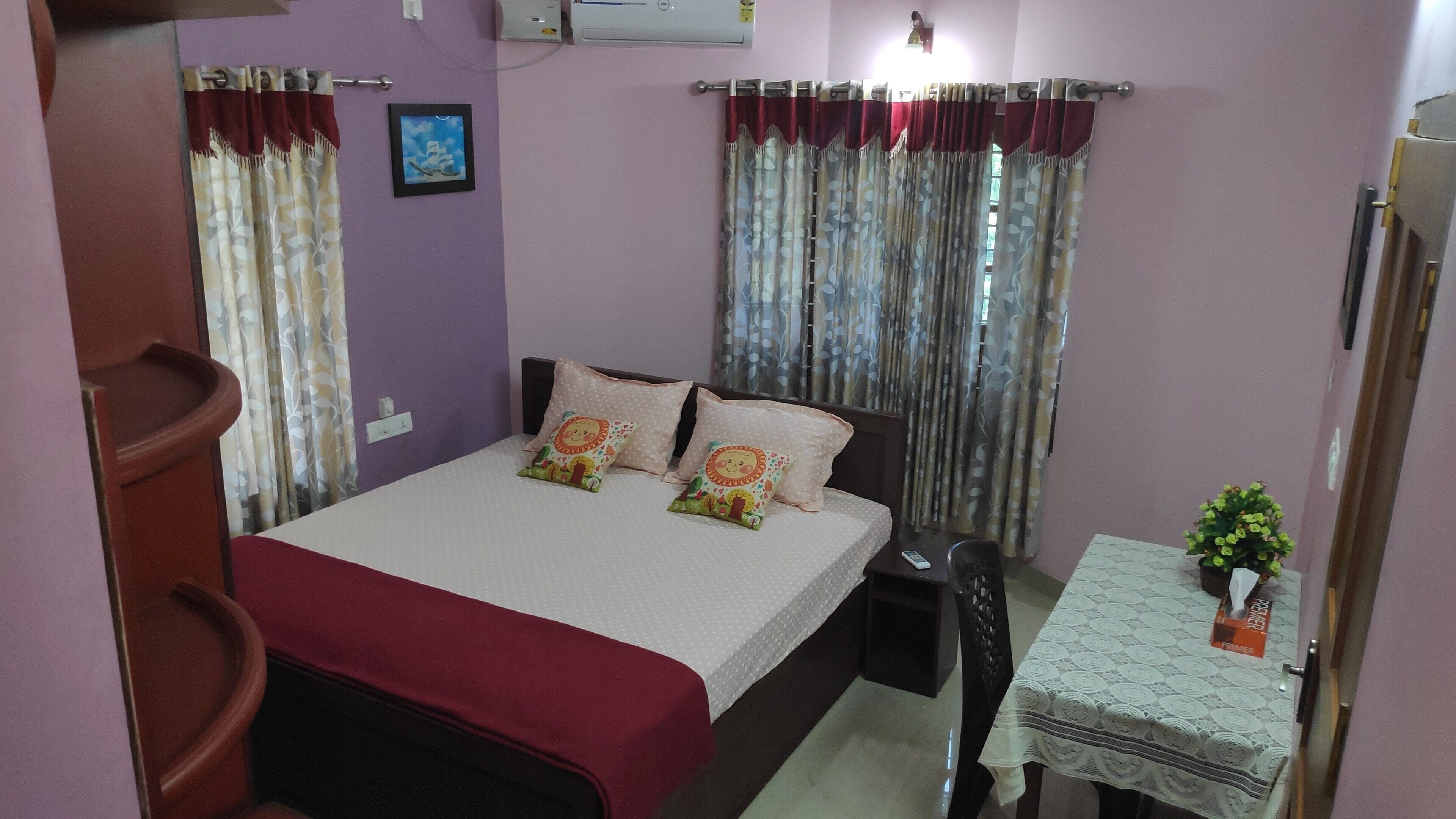 3 bedrooms, iron/ironing board, WiFi, bed sheets