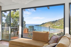 Una televisión, una chimenea, un reproductor de DVD