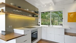 Fridge, microwave, oven, stovetop - Modern beach house with ocean views (Wye River)