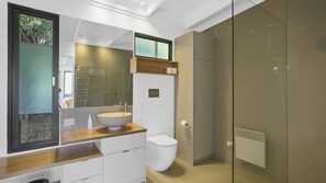 Regadera, toallas, jabón, papel de baño 