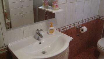 Secadora de cabello, toallas, papel de baño