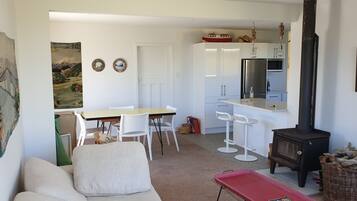 Fernseher, Kamin, Stereoanlage