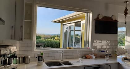 Aurinkoinen bach rannalla, jossa on runsaasti tilaa ja paljon tekemistä