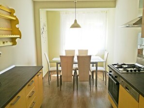 Kjøleskap, mikrobølgeovn, ovn og kokeplater