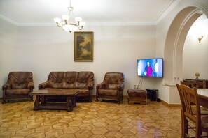 Fernseher, DVD-Player, Stereoanlage