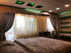 Värdeförvaringsskåp på rummet, skrivbord och ljudisolering