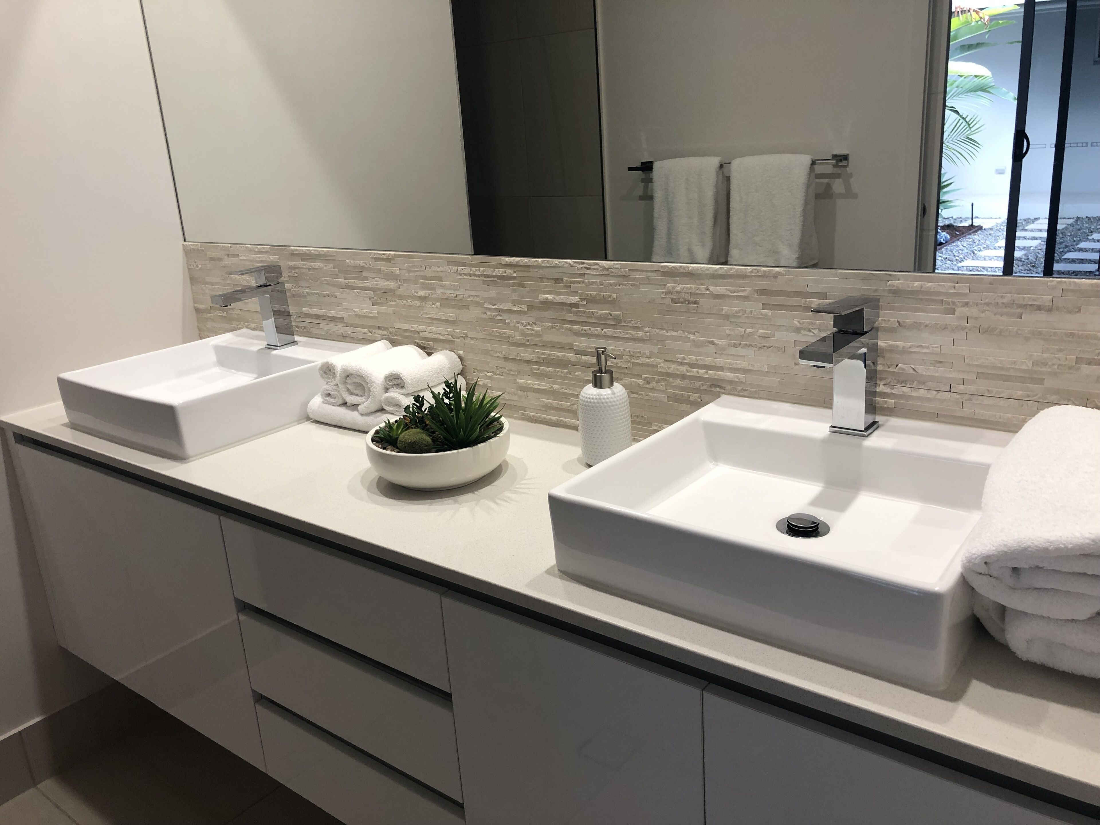 Private pool oasis in Palm Cove — image 17