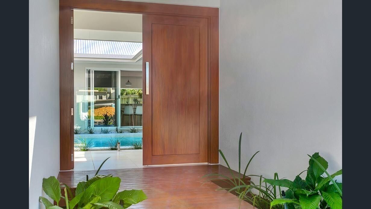 Private pool oasis in Palm Cove — image 2