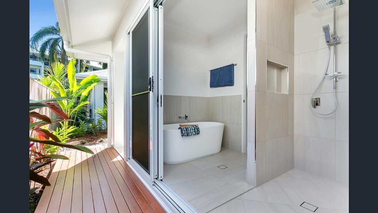 Private pool oasis in Palm Cove — image 3