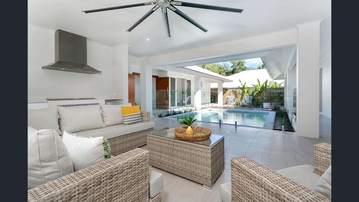 Private pool oasis in Palm Cove — image 9