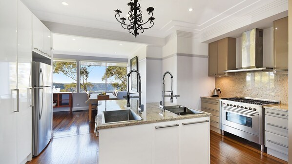 Frigorífic, microones, forn i placa de cuina