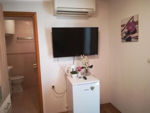 办公桌、隔音、免费 WiFi、床单