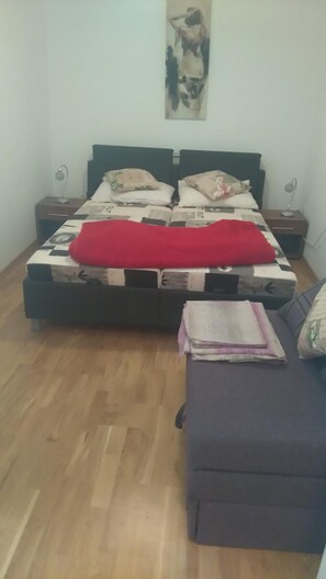 Escritorio, insonorización, wifi gratis y ropa de cama