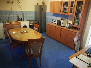Frigorifero con congelatore, microonde, forno, piano cottura