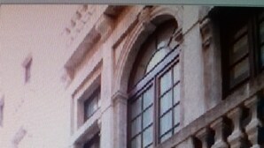 A building with a stone facade, a balcony with balustrades, and a ground-level entrance. - Inchy Accommodation (Split)