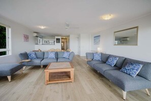 TV - Sunshine Cove, Across The Road From The Beach (Sunshine Beach)