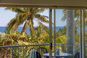 Outdoor dining - Sunshine Cove, Across The Road From The Beach (Sunshine Beach)