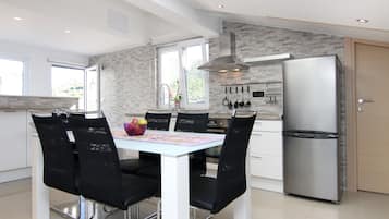 Geladeira, micro-ondas, fogão, cooktop