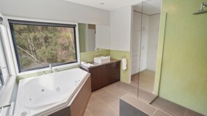 Bathtub, jetted bath - Woollybutt - sitting high on Alpine Ridge featuring spectacular alpine views (Merrijig)