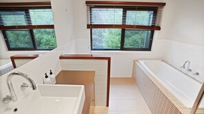 Bathtub, jetted tub