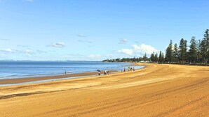 A wide sandy beach with a clear sky and a few clouds. - "Redcliffe Villa" - Redcliffe Q 4020 (Redcliffe)