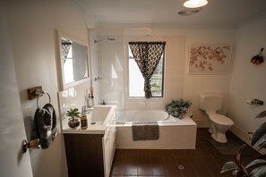 1 bedroom, WiFi, bed sheets - Charming Rural Escape in Mumballup - Views, Fire Pit, Walks & Pet-Friendly Stay (Mumballup)