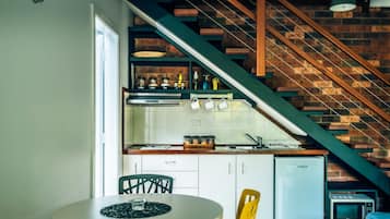 Frigorífico, microondas, horno y placa de cocina