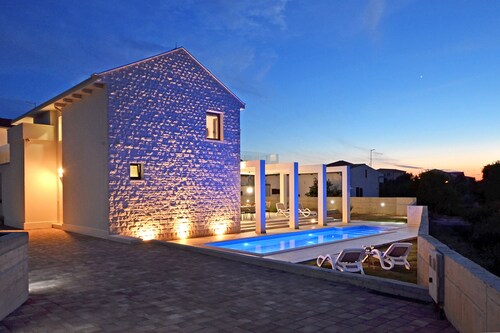 VILLA VI - Schönes neues Luxushaus in einem Touristenziel