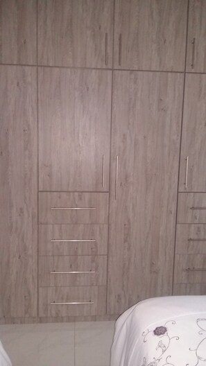 2 soverom, strykejern/-brett, internettilgang og sengetøy