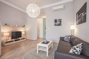 Smart-TV, Kinderspielzeug, Bücher