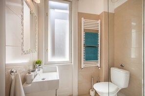Dusche, Haartrockner, Bademäntel, Hausschuhe