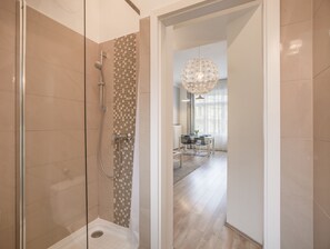 تجهيزات دش، مجففات شعر، برانس (أردية) حمّام، خف للقدمين