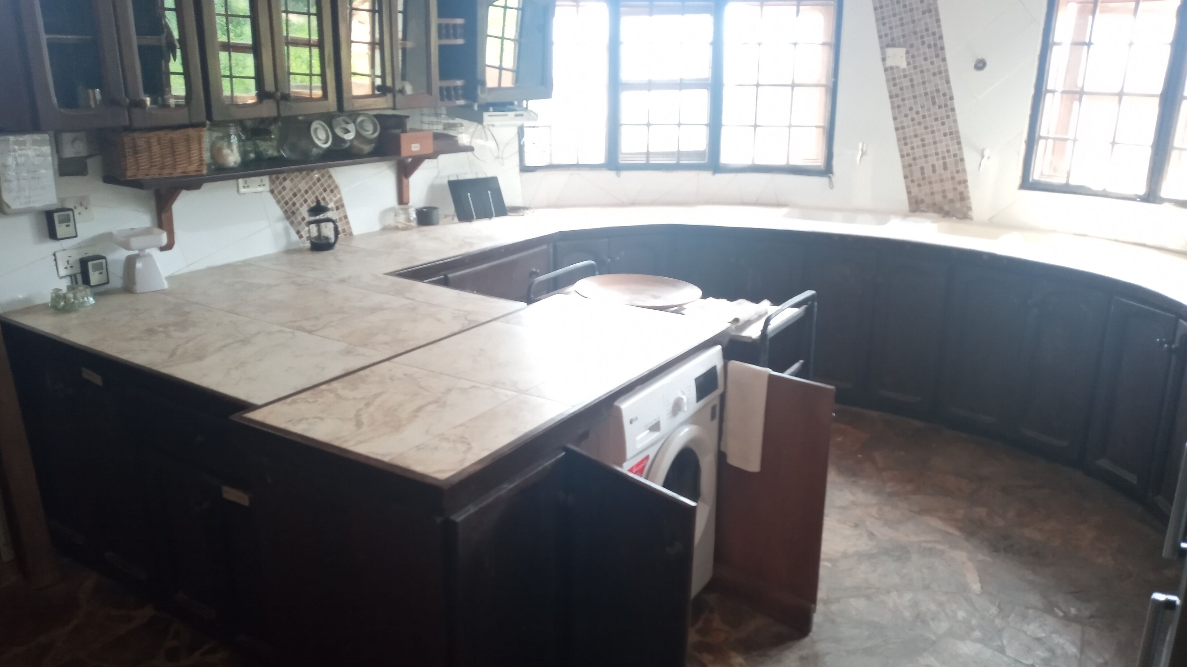 Kylskåp, ugn, spishäll och grytor/köksredskap