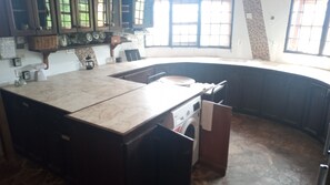 Kylskåp, ugn, spishäll och grytor/köksredskap