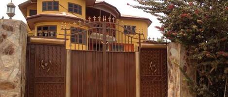 المنشأة من الخارج