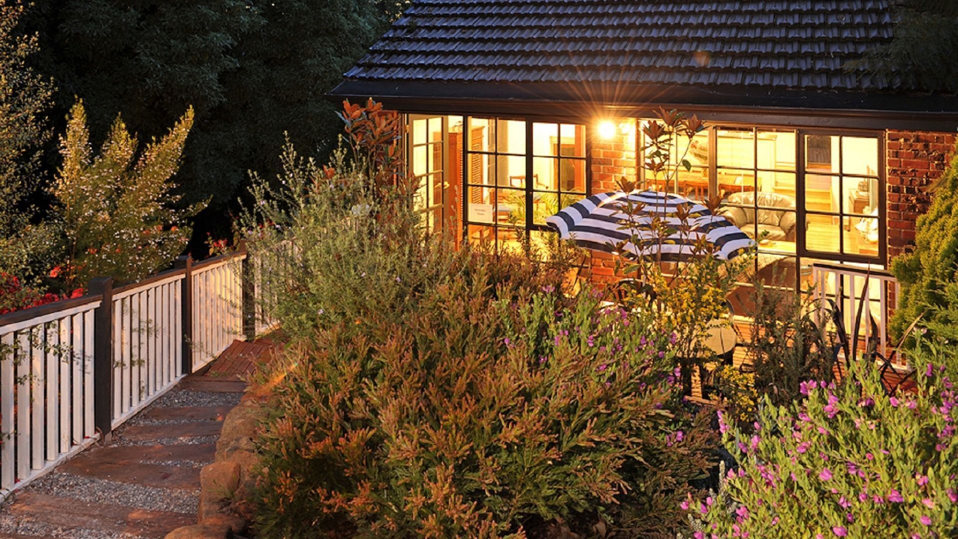 Verandah Views Cottage - Luxury Spa Cottage with Breathtaking Views — image 2