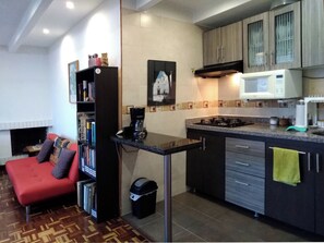 Kühlschrank, Mikrowelle, Herdplatte, Wasserkocher mit Kaffee-/Teezubehör